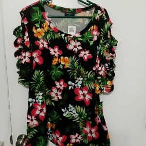 Scarlett floral 1/2 sleeve Pull lover Shirt. Peek a boo arms